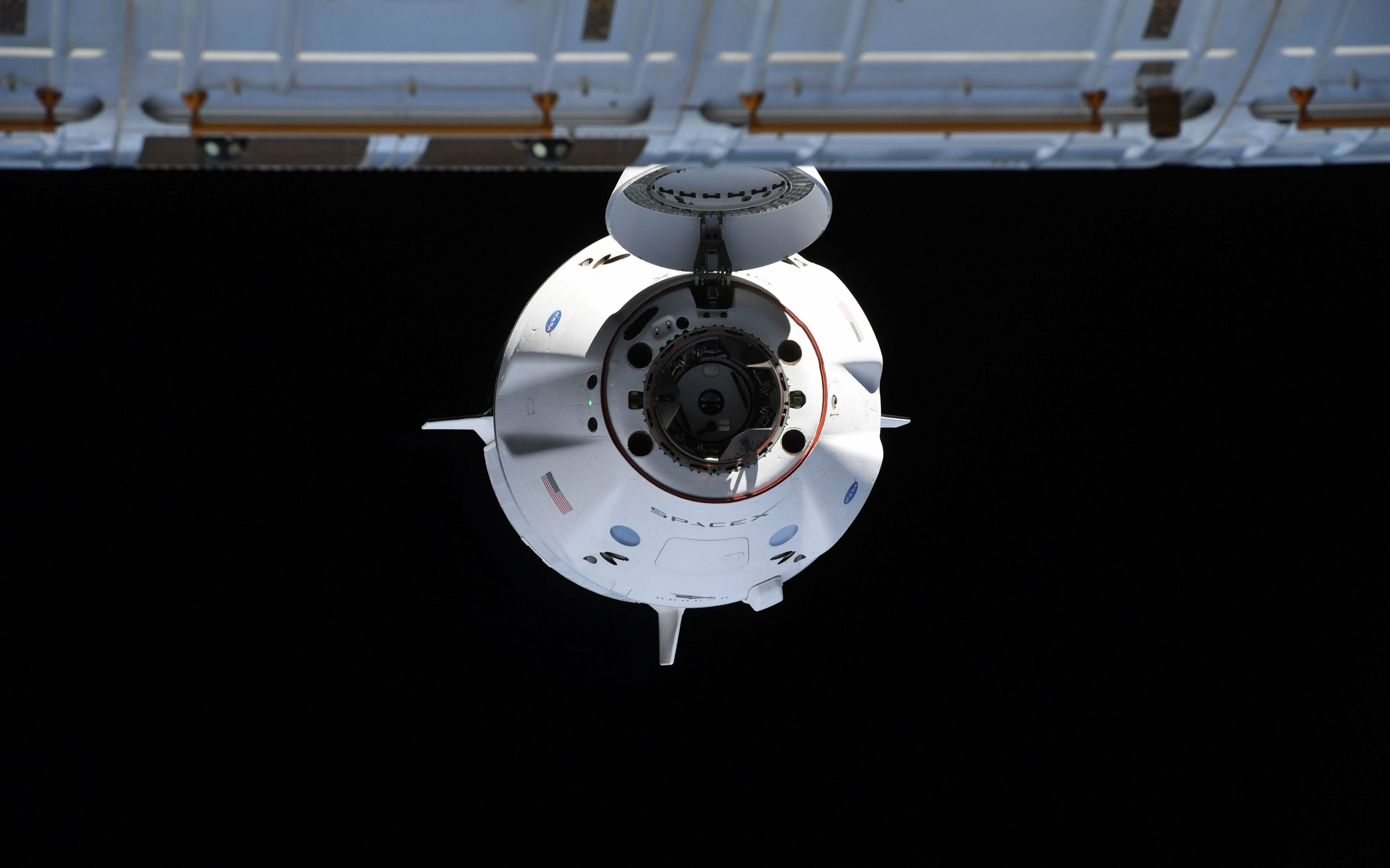 SpaceX龙飞船成功与国际空间站对接