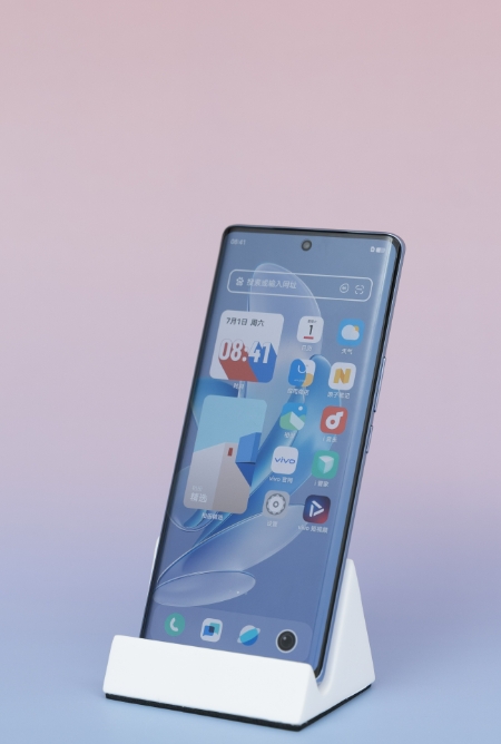 为什么智能手机的后盖总是平不了？